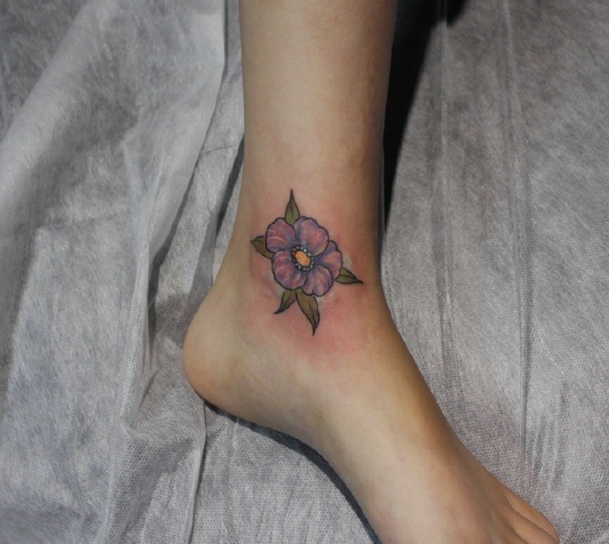 点击大图看下一张：裸脚上的小清新紫色花朵纹身特别唯美(2/2)