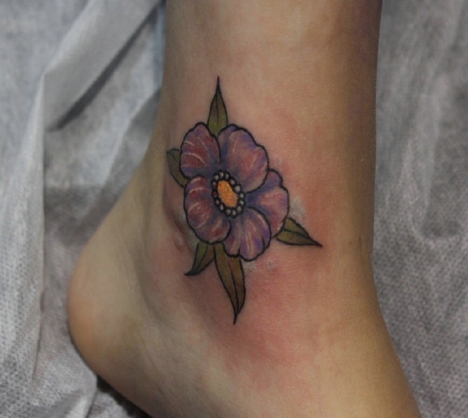 点击大图看下一张：裸脚上的小清新紫色花朵纹身特别唯美(1/2)