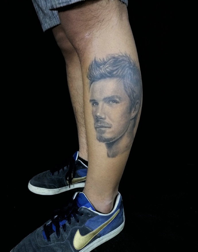 点击大图看下一张：一个帅气的男生肖像腿部纹身(1/3)