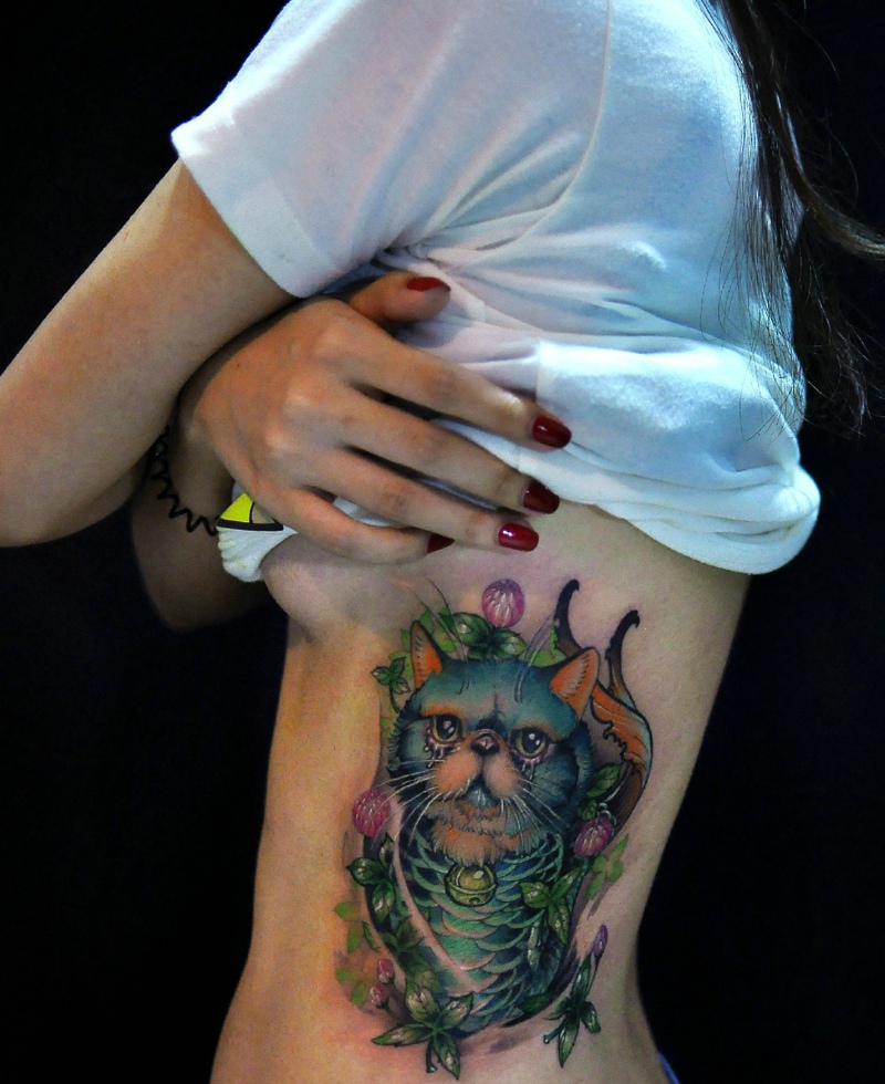 点击大图看下一张：女生侧腰部有着萌萌可爱的小花猫纹身(2/2)