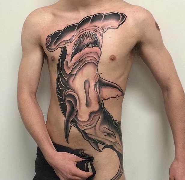 点击大图看下一张：开放男士胸前好看的黑白海豚纹身(1/1)