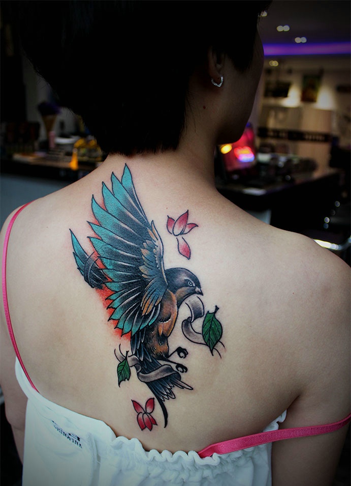 点击大图看下一张：背部一款精美的彩色小燕子纹身(1/2)
