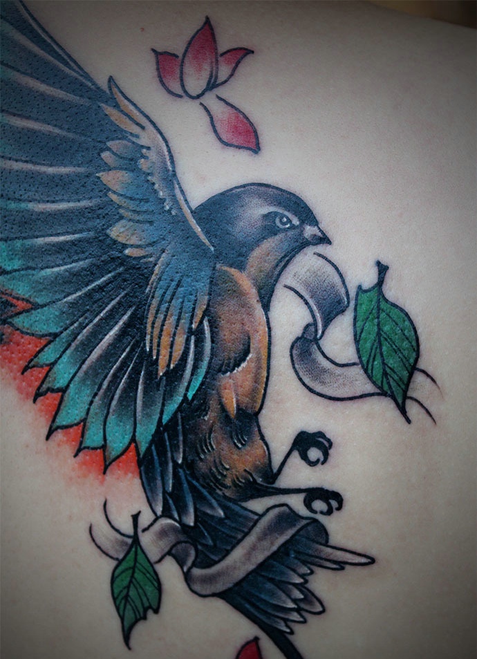 点击大图看下一张：背部一款精美的彩色小燕子纹身(2/2)