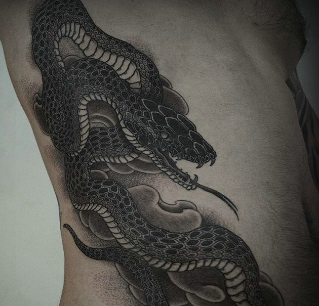 点击大图看下一张：侧腰部的个性黑白蛇图案纹身(1/1)