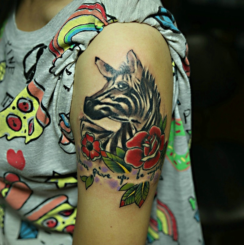 点击大图看下一张：花衣美女大臂上的彩色动物图案纹身(1/1)