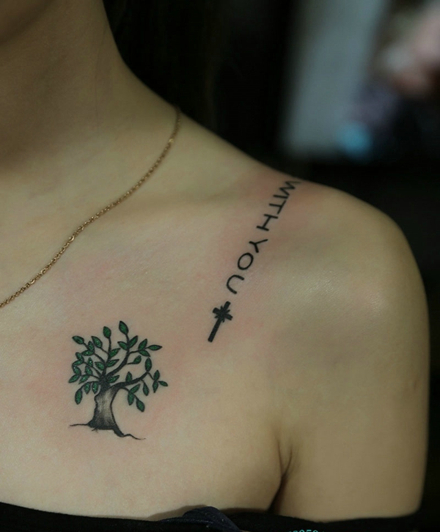 点击大图看下一张：女生胸前上绿色小树和英文刺青(1/1)