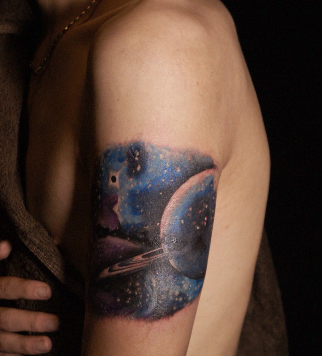 点击大图看下一张：大臂上的蓝色星空月球纹身显独特(1/3)