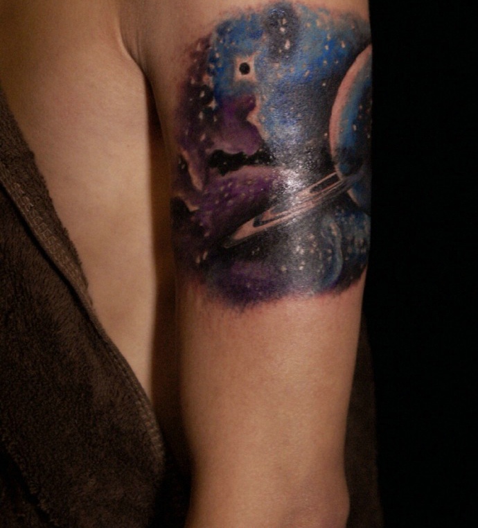 点击大图看下一张：大臂上的蓝色星空月球纹身显独特(3/3)