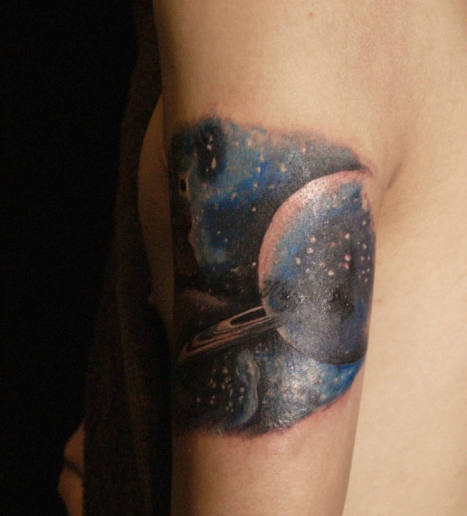 点击大图看下一张：大臂上的蓝色星空月球纹身显独特(2/3)