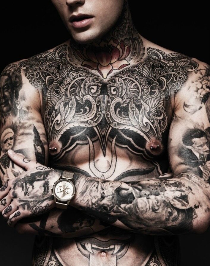 点击大图看下一张:帅气的男明星有着酷酷的满身图腾纹身(1/1)