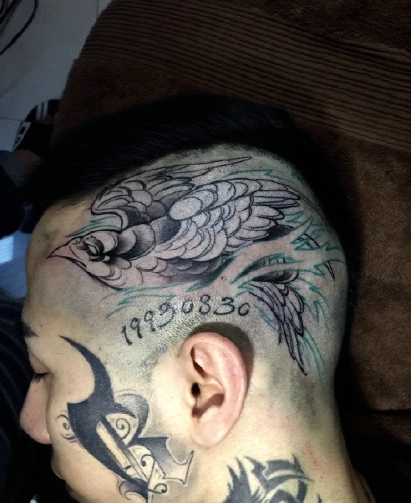 点击大图看下一张：个性男生有着个性的头部图腾纹身(2/2)