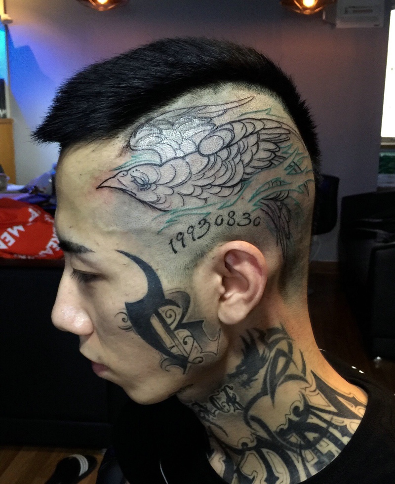 点击大图看下一张：个性男生有着个性的头部图腾纹身(1/2)