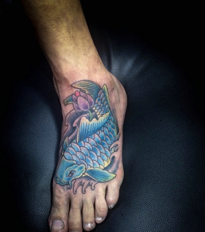 点击大图看下一张：落在脚背的一款小鲤鱼纹身特别可爱(1/1)