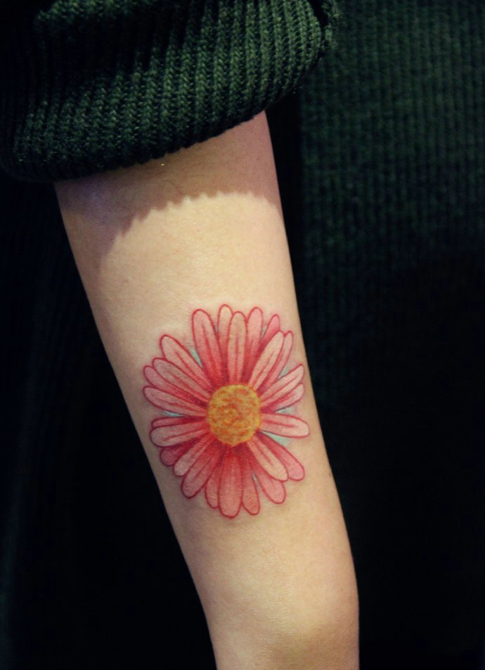点击大图看下一张：手臂一款时尚的红太阳花朵纹身(1/1)