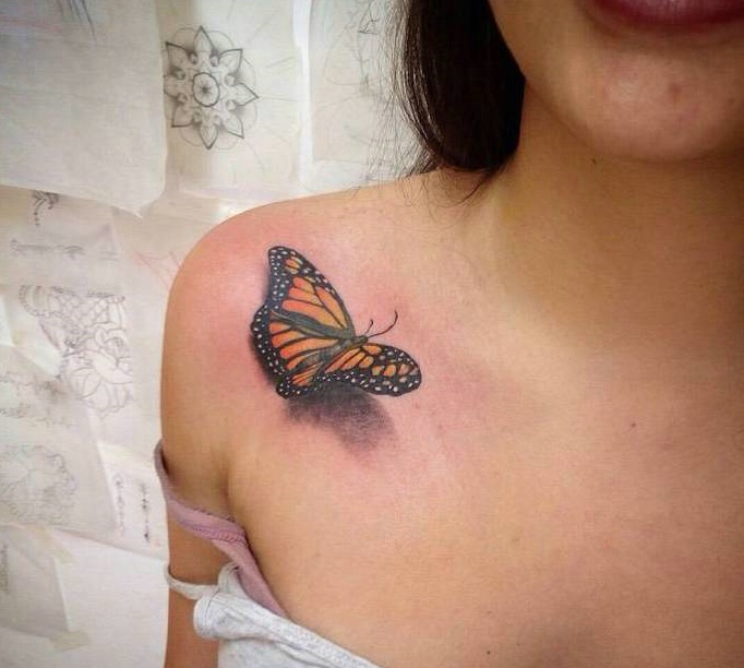 点击大图看下一张：女孩肩膀上有着逼真的3d小蝴蝶纹身(1/1)