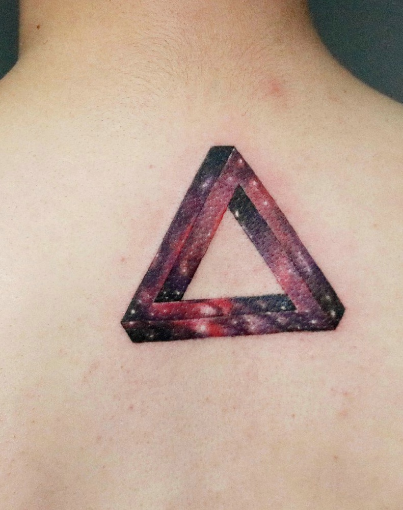 点击大图看下一张:三角与星空素材的完美结合纹身(1/1)