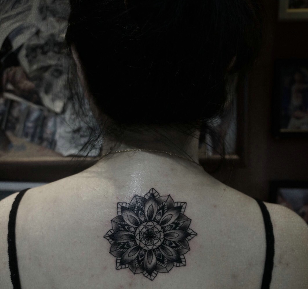 点击大图看下一张：女生背部一款漂亮的梵花刺青(1/1)