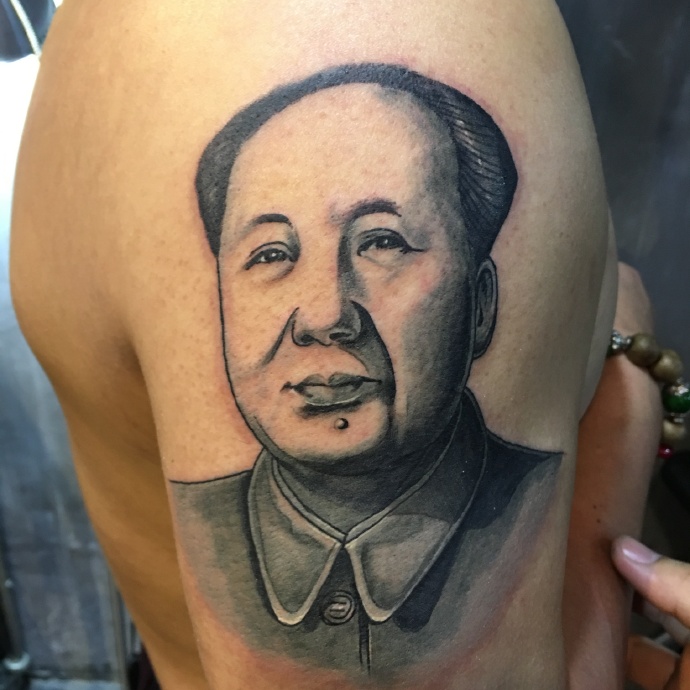 点击大图看下一张：非常了不得的大臂毛主席肖像纹身(1/2)