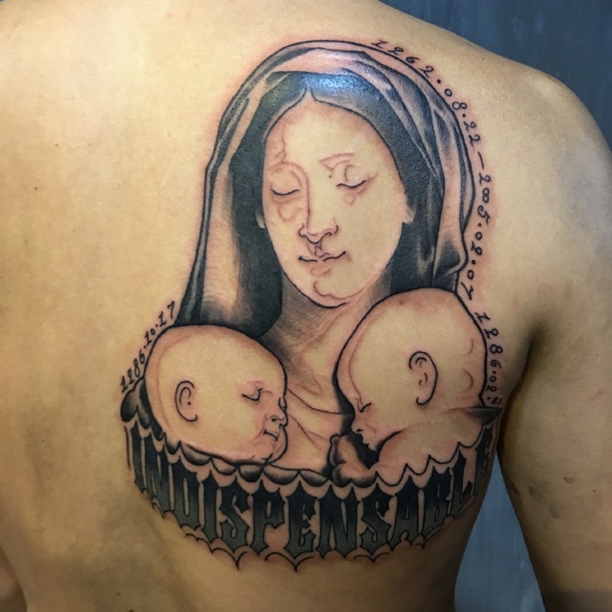 点击大图看下一张：后背一款圣母和小孩一起的图腾纹身(2/2)