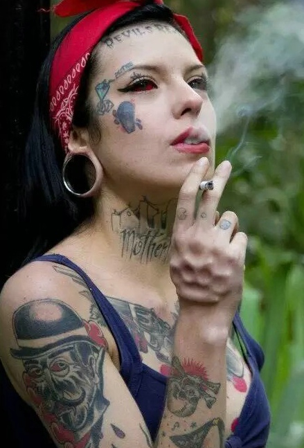 点击大图看下一张：爱抽烟美女有着时尚的图腾纹身(1/1)