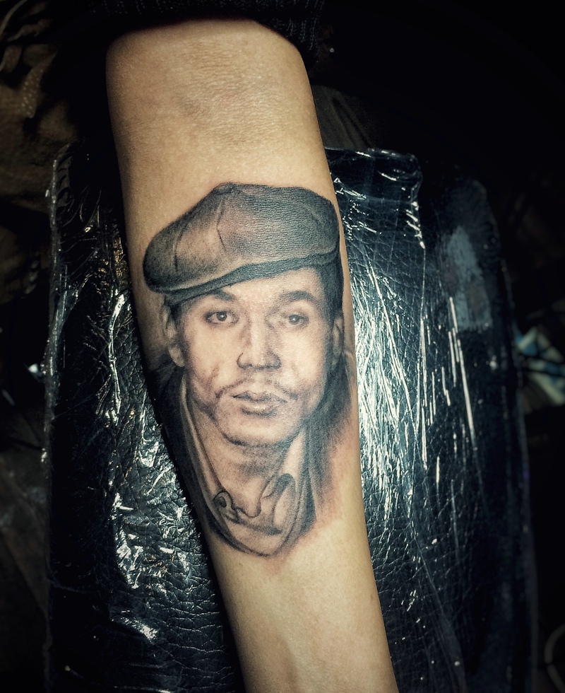 点击大图看下一张：手臂上的黑白中年男士肖像纹身(3/3)