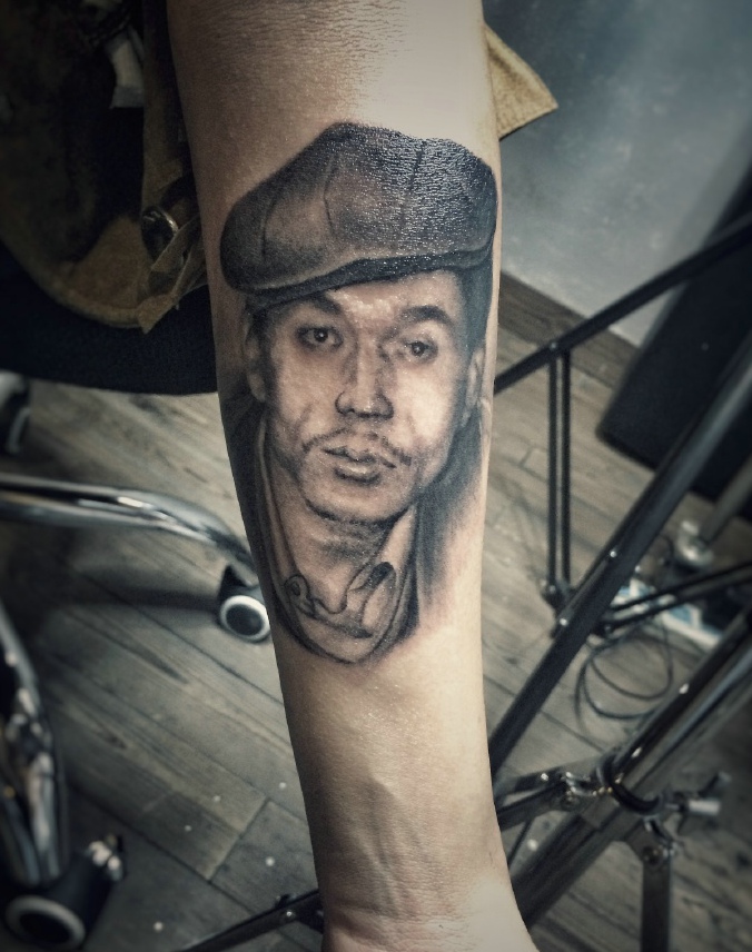 点击大图看下一张：手臂上的黑白中年男士肖像纹身(1/3)