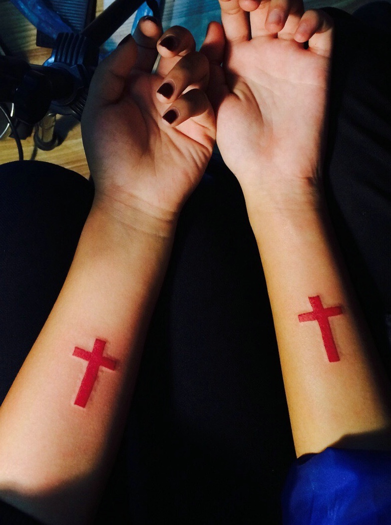 点击大图看下一张：让人眼前一亮的手臂红色十字架纹身(2/2)