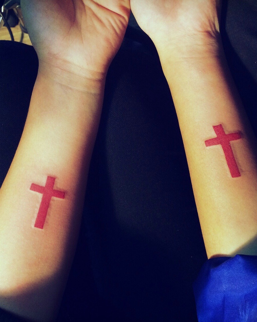 点击大图看下一张：让人眼前一亮的手臂红色十字架纹身(1/2)