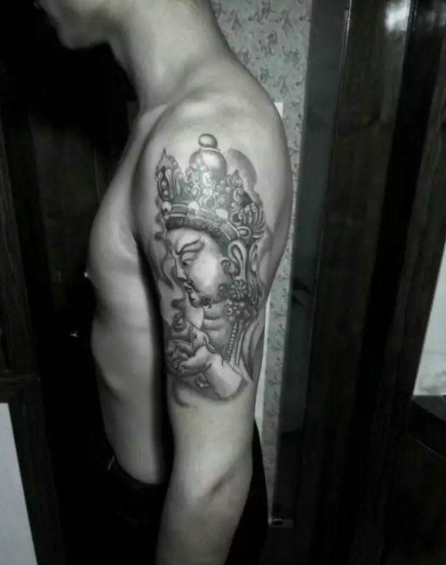 点击大图看下一张：大臂上的黑白佛祖肖像纹身(1/1)