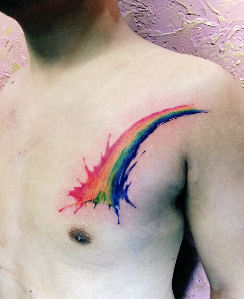 点击大图看下一张：男士胸前的个性小彩虹图腾刺青(1/1)