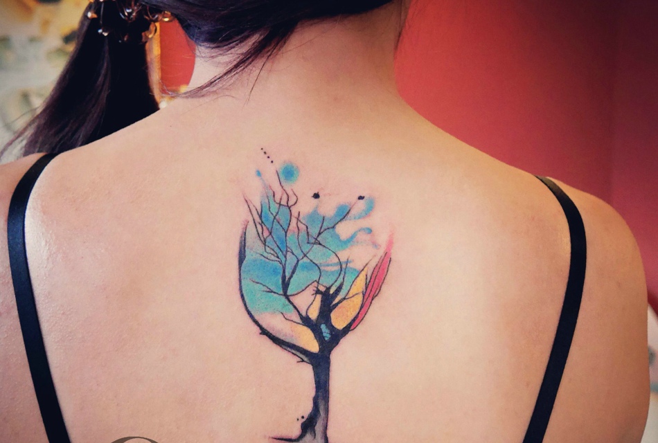 点击大图看下一张：女生背部的创意彩色小树图腾刺青(1/1)