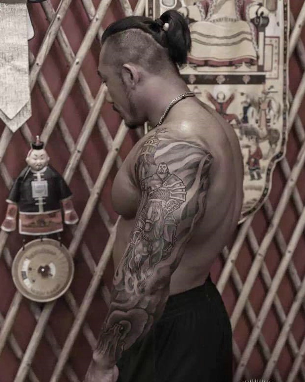 点击大图看下一张：日本肌肉男士的个性手臂图腾刺青(1/3)