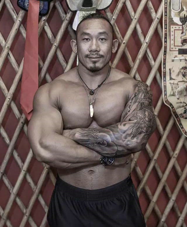 点击大图看下一张：日本肌肉男士的个性手臂图腾刺青(2/3)