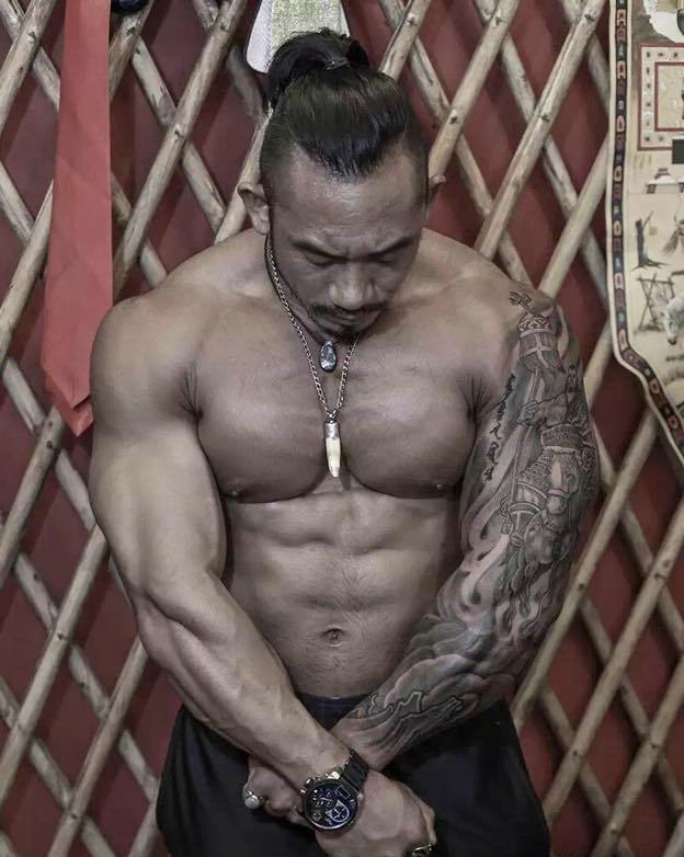 点击大图看下一张：日本肌肉男士的个性手臂图腾刺青(3/3)