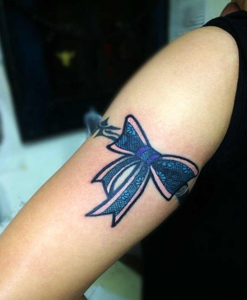 点击大图看下一张：漂亮的手臂蓝色小蝴蝶结刺青(1/1)