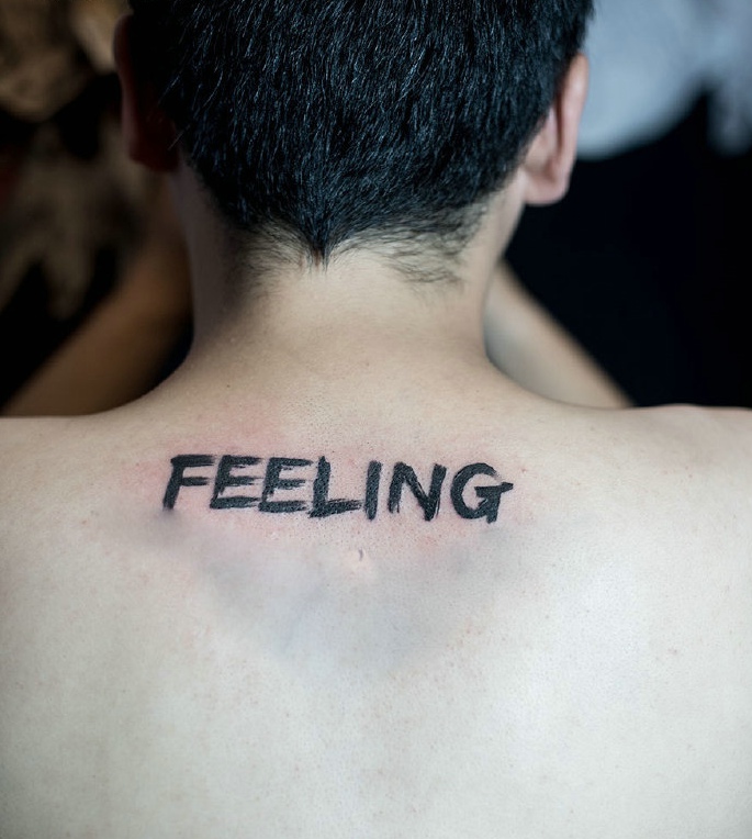 点击大图看下一张：一目了然的背部英文单词纹身(1/1)