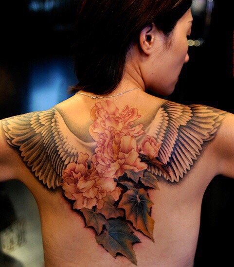 点击大图看下一张：背部的花和树叶一起的背部纹身(1/1)