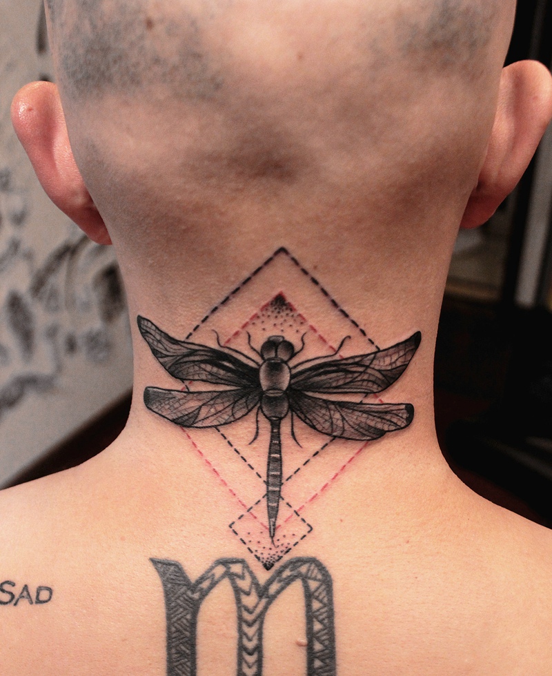 点击大图看下一张：另类男士颈部小蜻蜓纹身一枚(1/1)