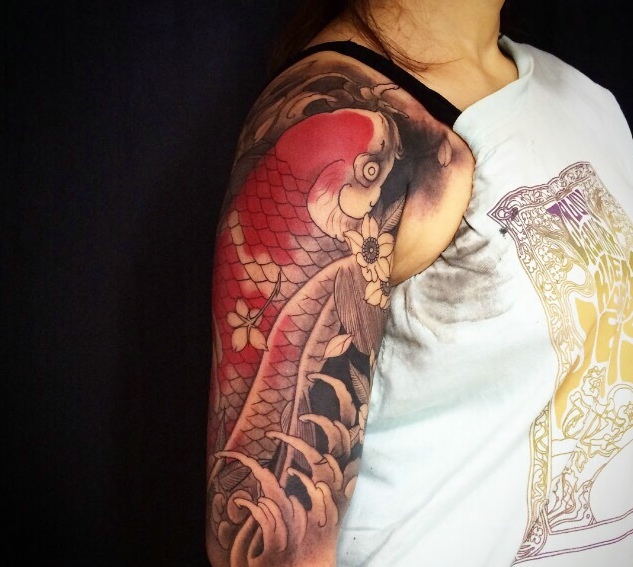 点击大图看下一张:大臂上的活力红鲤鱼刺青(1/1)