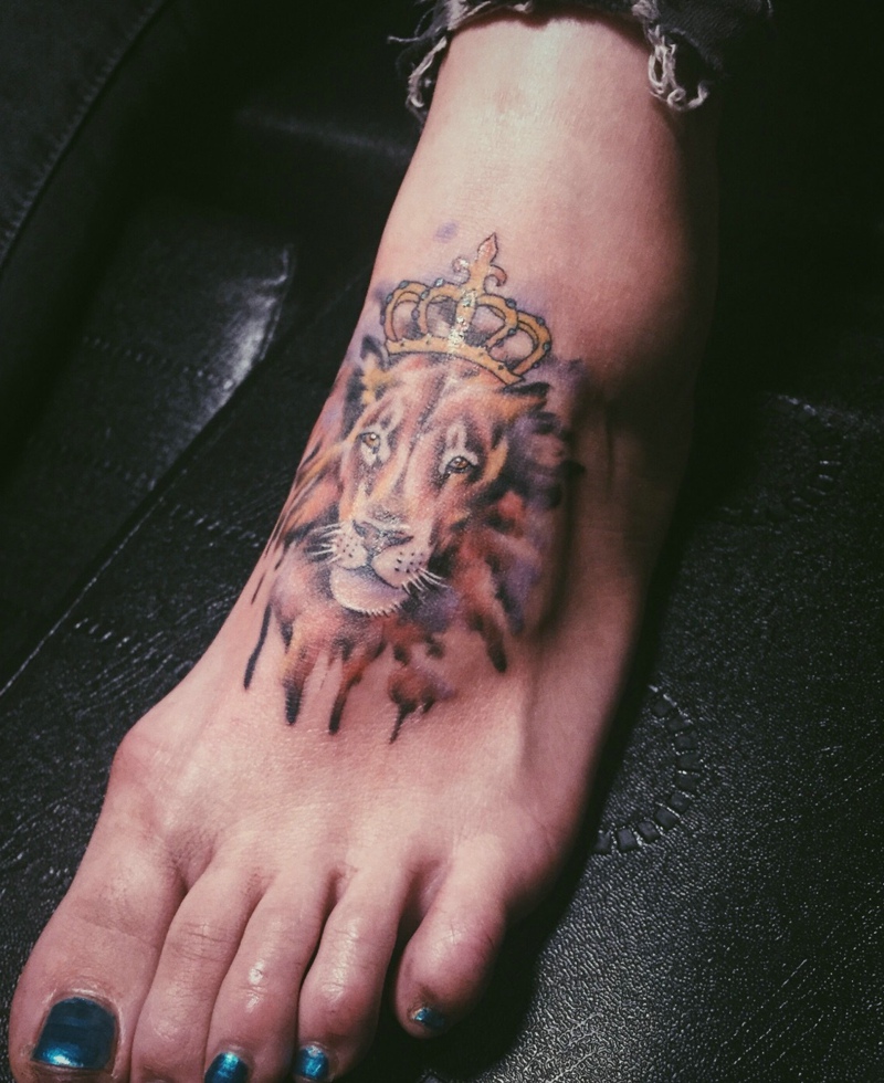 点击大图看下一张：脚面水彩皇冠狮子纹身(2/4)