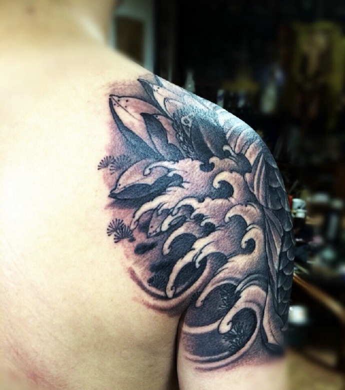 点击大图看下一张：过肩的帅气黑白大鲤鱼刺青(1/3)