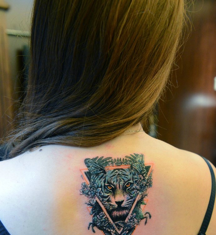 点击大图看下一张：女生后背个性的几何狮子头像纹身(4/4)