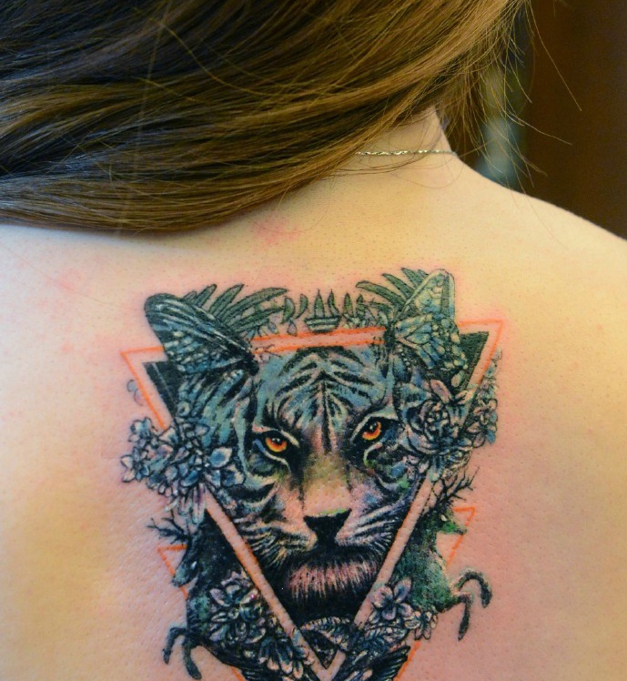 点击大图看下一张：女生后背个性的几何狮子头像纹身(1/4)
