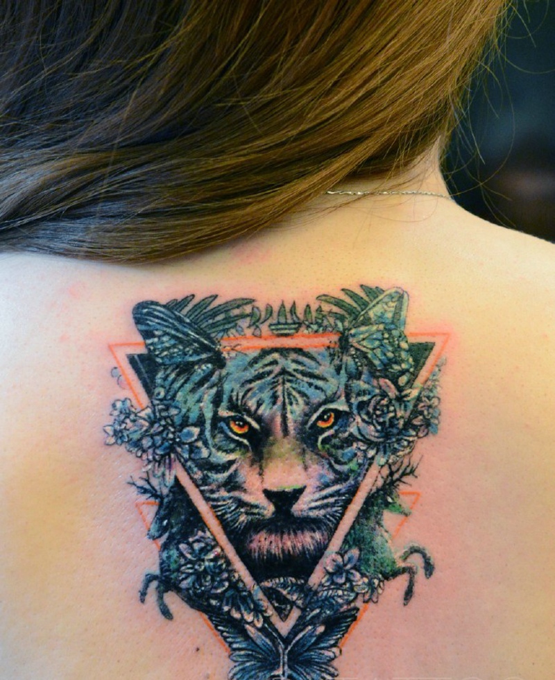 点击大图看下一张：女生后背个性的几何狮子头像纹身(3/4)