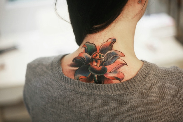 点击大图看下一张：漂亮的莲花纹身落在女生后背上(1/2)