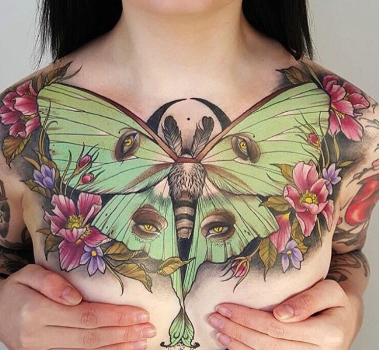 点击大图看下一张：抢眼的花色蝴蝶胸前纹身(1/1)