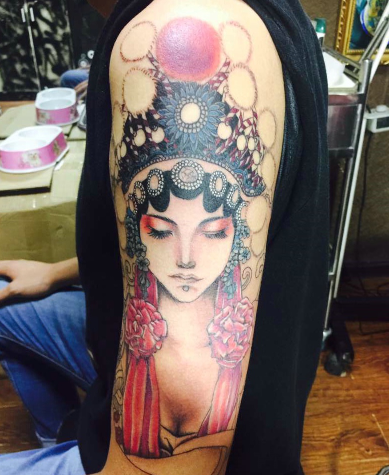 点击大图看下一张：静静的彩色花旦手臂纹身(1/1)