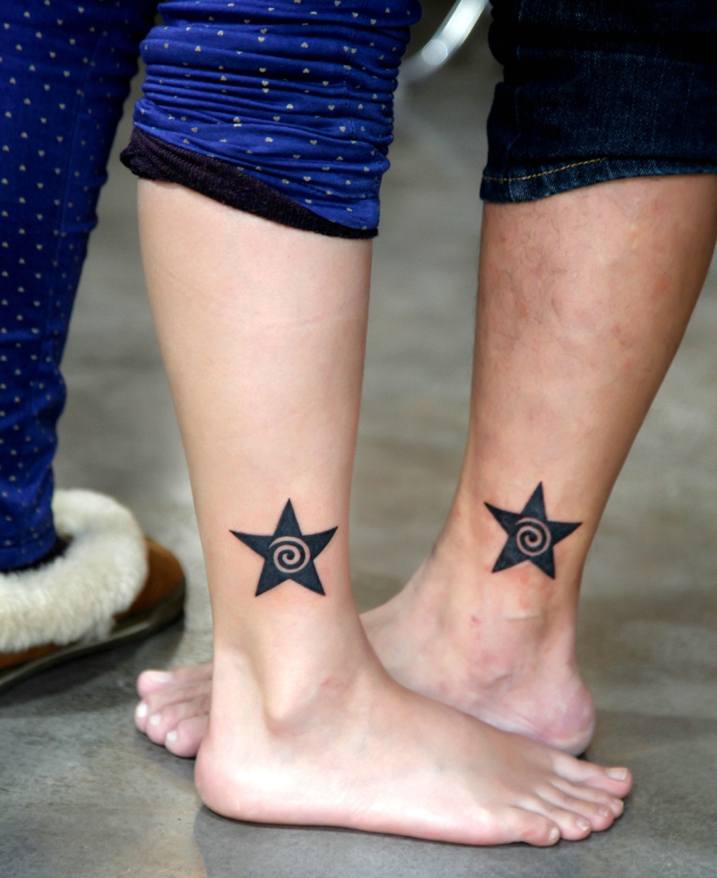 点击大图看下一张：可爱的迷你五角星腿部情侣纹身(1/1)