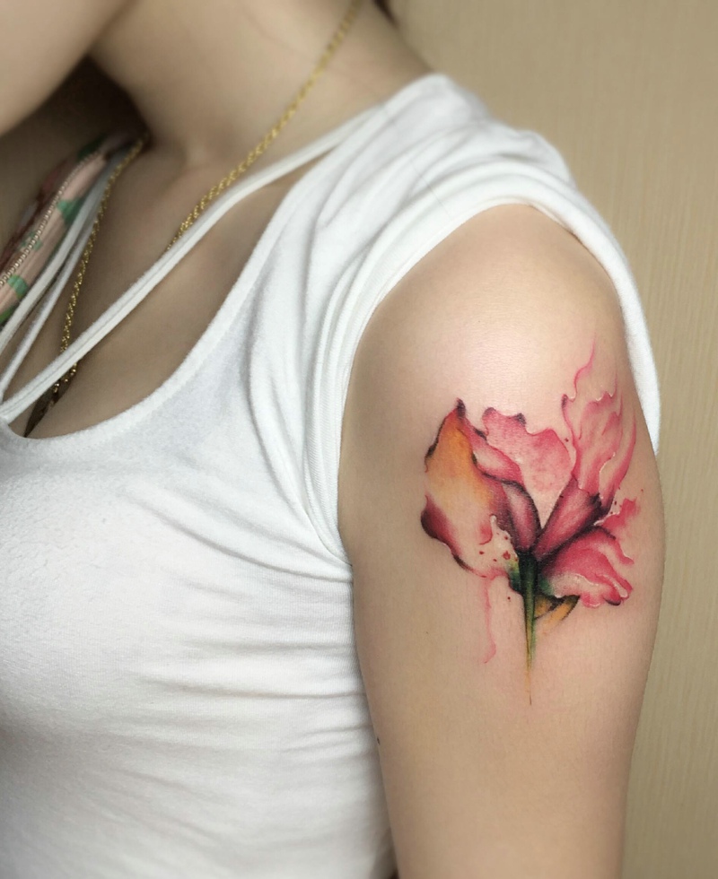 点击大图看下一张：可爱女生大臂一朵美丽的花朵纹身(1/1)