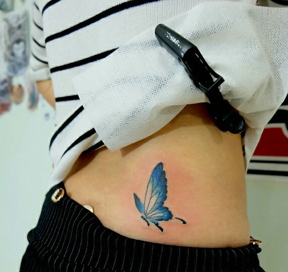 点击大图看下一张：隐藏在女生侧腰部的小蝴蝶纹身(2/2)